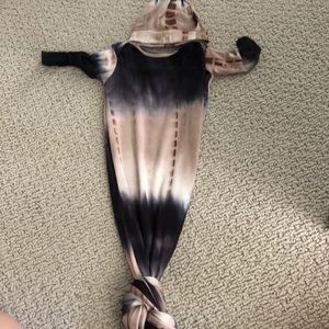 Newborn knotted gown and hat set